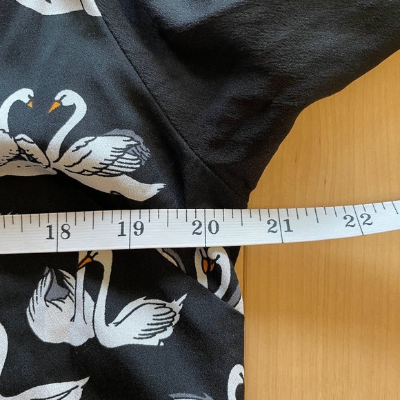 Yumi Fun Swan Print Blouse - Picture 7 of 9